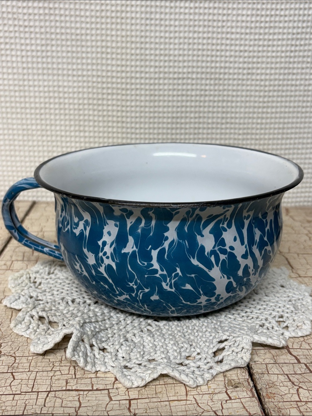 Enamelware chamber pot